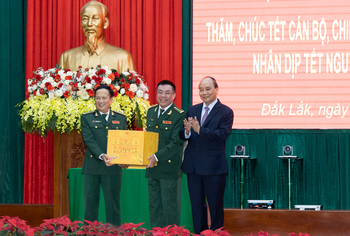 Chủ tịch nước Nguyễn Xuân Phúc thăm, chúc Tết, tặng quà Bộ Chỉ huy Bộ đội Biên phòng tỉnh và công nhân lao động có hoàn cảnh khó khăn tỉnh Đắk Lắk
