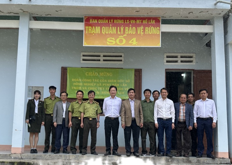 Lãnh đạo tỉnh Đắk Lắk thăm chúc Tết các trạm quản lý bảo vệ rừng trên địa bàn huyện Lắk.